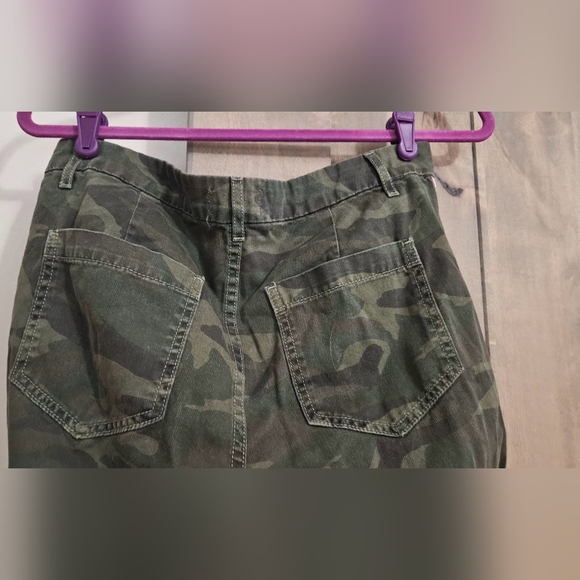 SUNDRY Striped-Trim Camo Jogger Pants. 27 - Picture 15 of 15